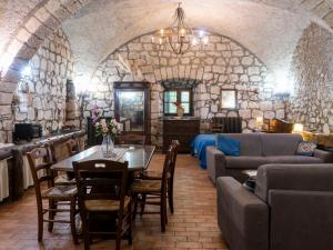 A restaurant or other place to eat at Apartment La Capraccia-2 by Interhome