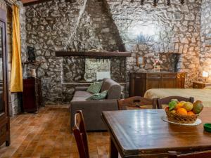 バニョレージョにあるApartment La Capraccia-2 by Interhomeのテーブルとソファのあるリビングルーム