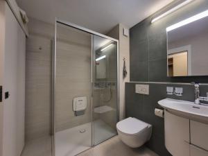 Koupelna v ubytování Apartment Residenza Parcolago Apt 018 mit Garten by Interhome