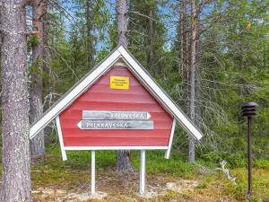 ルカにあるHoliday Home Pelkkaveska by Interhomeの森の中の赤い看板