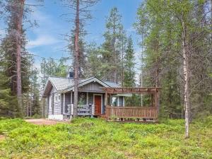 ein kleines Haus mitten im Wald in der Unterkunft Holiday Home Pelkkaveska by Interhome in Ruka