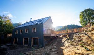 班斯卡－什佳夫尼察的住宿－Chalet SALAMANDRA，山顶上带桥的房子