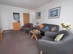ein Wohnzimmer mit 2 Sofas und einem Tisch in der Unterkunft Apartment Borkum by Interhome in Norddeich