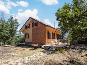 uma imagem de uma casa em Villa Mareneve by Interhome em Linguaglossa