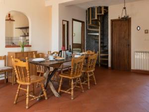 uma sala de jantar com uma mesa de madeira e cadeiras em Villa Mareneve by Interhome em Linguaglossa