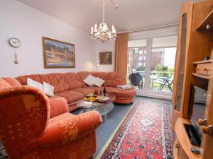ein Wohnzimmer mit einem Sofa und einem Tisch in der Unterkunft Apartment Baltrum-Badestrasse by Interhome in Norddeich