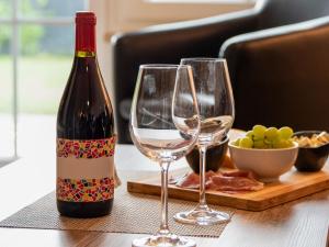 eine Flasche Wein und zwei Weingläser auf dem Tisch in der Unterkunft Apartment Seestern by Interhome in Norddeich