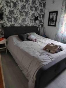 ein Bett mit einer Tasche darauf in einem Schlafzimmer in der Unterkunft Mökki Mannervaarassa, Joensuussa in Mannervaara