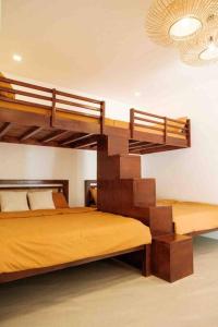- une chambre avec 2 lits superposés et un lustre dans l'établissement Casas Del Sol - Luxe 3 Bedroom Tropical Villa & Private Pool, à San Felipe