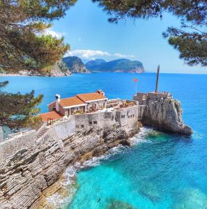 ペトロヴァック・ナ・モルにあるPetrovac Seaの海辺の崖の上の家