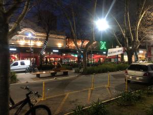 ラプラタにあるLa Plata Bs As , departamento vista panoramica a metros de todoの夜間の駐車場