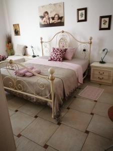 1 dormitorio con 2 camas y almohadas rosas en Lughera b&b, en Tula