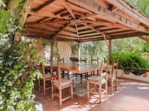 CodaruinaにあるHoliday Home Sergio by Interhomeの木製のテーブルと椅子