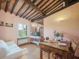 sala de estar con mesa y sofá en Apartment Casa del Gemmo by Interhome, en Sestri Levante