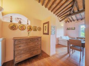um quarto com uma cómoda em madeira e uma sala de jantar em Apartment Casa del Gemmo by Interhome em Sestri Levante