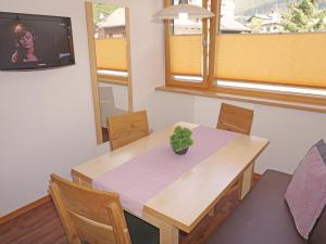 Televiisor ja/või meelelahutuskeskus majutusasutuses Apartment Flirscherblick by Interhome