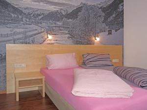 1 dormitorio con 1 cama con una pintura en la pared en Apartment Flirscherblick by Interhome, en Flirsch