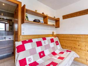 Ένα ή περισσότερα κρεβάτια σε δωμάτιο στο Apartment Belleville Caron 3 - 624 by Interhome