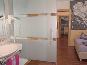 Vannituba majutusasutuses Apartment Flirscherblick by Interhome