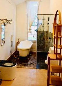 y baño con bañera y ducha acristalada. en Home Tower tree เชียงใหม่, en Pong Yaeng