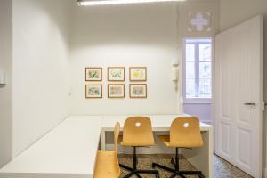 Camera bianca con scrivania e 2 sedie. di Vistas al Nautico y Paseo Marítimo de Vigo a Vigo