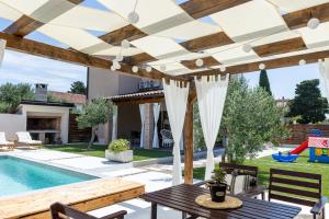 Hồ bơi trong/gần Holiday home Silencio Biograd