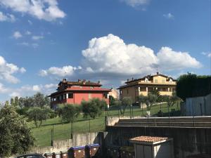 een groep huizen in een veld met een trein bij Casetta in Collina in Castello delle Forme