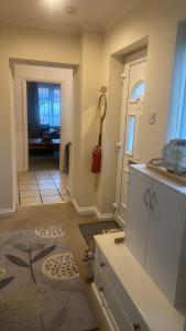 a hallway with a white door and a room at Lovely 2 bed apartment sleeps 5 in Abingdon
