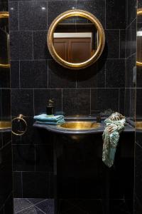 La salle de bains est pourvue d'un lavabo et d'un miroir. dans l'établissement Friends Hostel & Apartments, à Budapest