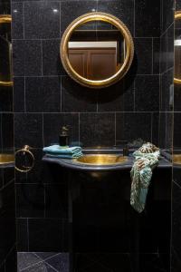 A bathroom at Friends Hostel & Apartments