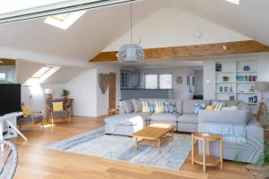 una sala de estar con un sofá y una mesa en High Tide, en Milford on Sea