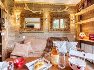 ein Wohnzimmer mit einem Tisch und einem Sofa in der Unterkunft Apartment Belleville Caron-12 by Interhome in Les Menuires