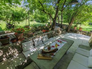 einen Blick über den Garten mit einem Tisch und Stühlen in der Unterkunft Holiday Home Kotli by Interhome in Kotli