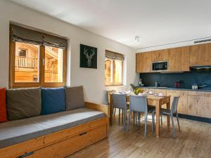 Apartment T-Resort La Tzoumaz 3p6 by Interhome في لا تزوماز: غرفة معيشة مع أريكة وطاولة