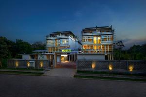Ecoloft Jababeka Golf في سيكارانغ: مبنى كبير أمامه أضواء