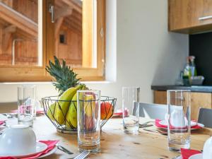 uma mesa com copos e uma taça de fruta em Apartment T-Resort La Tzoumaz 3p6 by Interhome em La Tzoumaz