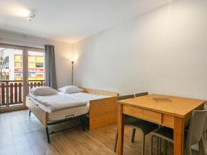 Schlafzimmer mit einem Bett, einem Schreibtisch und einem Tisch in der Unterkunft Apartment T-Resort La Tzoumaz 2p4 by Interhome in La Tzoumaz