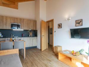 eine Küche und ein Wohnzimmer mit einem Tisch in der Unterkunft Apartment T-Resort La Tzoumaz 2p4 by Interhome in La Tzoumaz