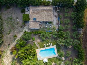 una vista aérea de un patio con piscina en Holiday Home Casale Colomba by Interhome, en Case dʼAmico
