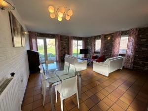 Posezení v ubytování Holiday Home Bungalowpark Landsrade-1 by Interhome