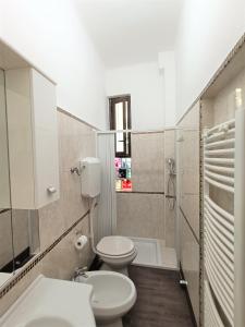 ein Badezimmer mit einem WC, einem Waschbecken und einer Badewanne in der Unterkunft Palagi Suite in Bologna