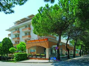 un edificio sul lato di una strada di Hotel Garni Losanna a Bibione