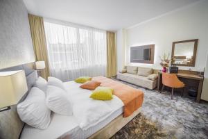 um quarto de hotel com uma cama grande e uma secretária em Hotel Marshal Garni em Belgrado