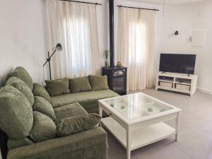 sala de estar con sofá y mesa de centro en Holiday Home Golf Y Playa by Interhome, en Oliva