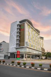 d'un hôtel situé sur le côté d'une route dans l'établissement Grand Safran Hotel Pangkalpinang, à Pangkal Pinang