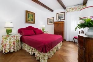 - une chambre avec un lit doté d'un couvre-lit rouge dans l'établissement Due Leoni Terrace In St Mark's Square, à Venise