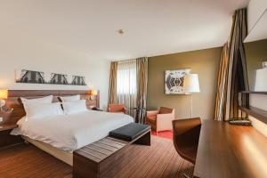 Giường trong phòng chung tại Holiday Inn Mulhouse, an IHG Hotel