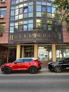 コンスタンツァにあるGuci Hotelのホテル前に停車する赤い車