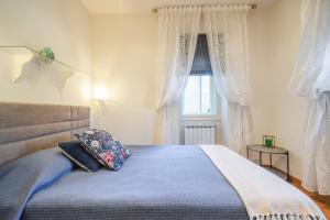 um quarto com uma cama e uma janela em Flowersign em Zagreb