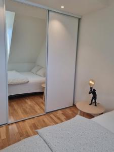 Postel nebo postele na pokoji v ubytování Modern apartment in city center